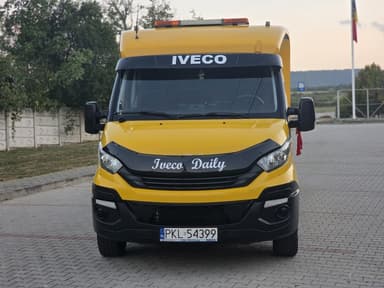 Iveco Daily Autoplatformă (An 2019) – Motor 3.0 180 CP, Euro 6 | 3.5 T (Cat. B) | Full Opțiuni (Dormitor, Webasto, Perne Aer)
