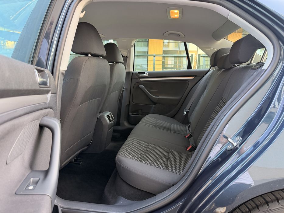 Volkswagen Jetta 1.6 Benzină Euro 5 2010 · 26.000 km - Imagine 6