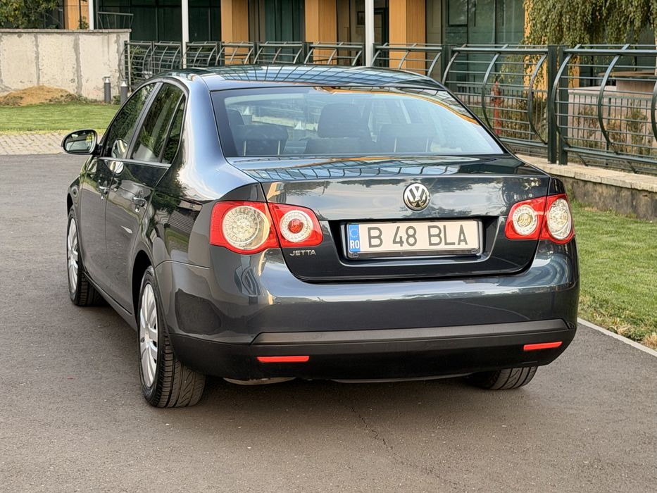 Volkswagen Jetta 1.6 Benzină Euro 5 2010 · 26.000 km - Imagine 3