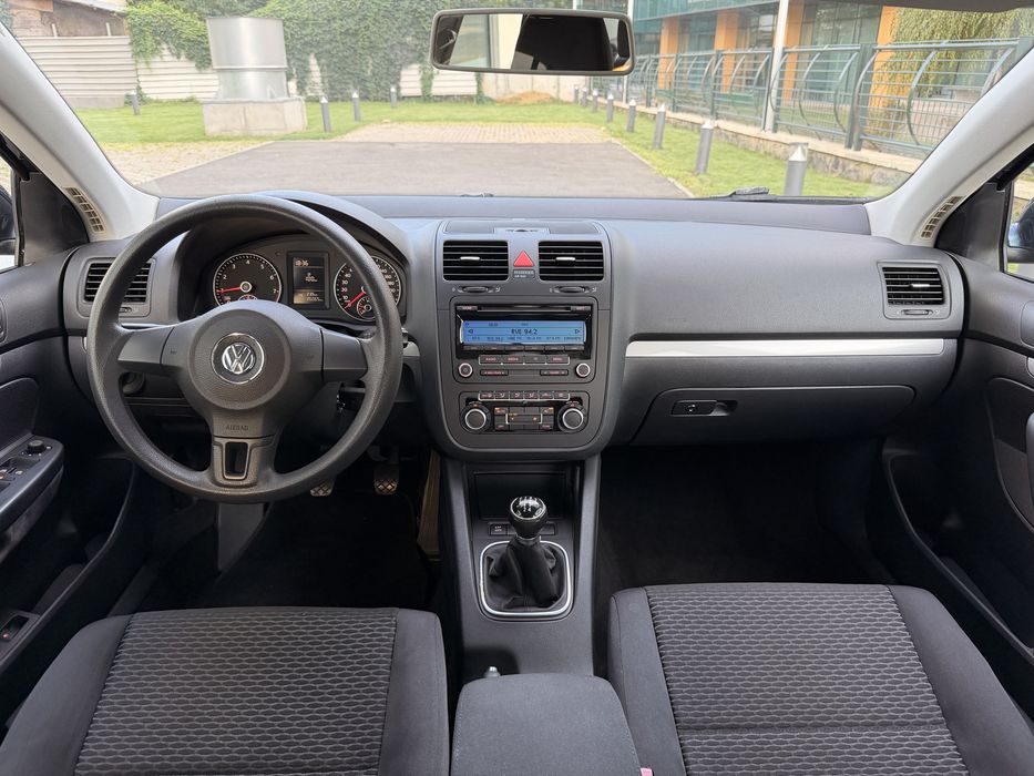 Volkswagen Jetta 1.6 Benzină Euro 5 2010 · 26.000 km - Imagine 8