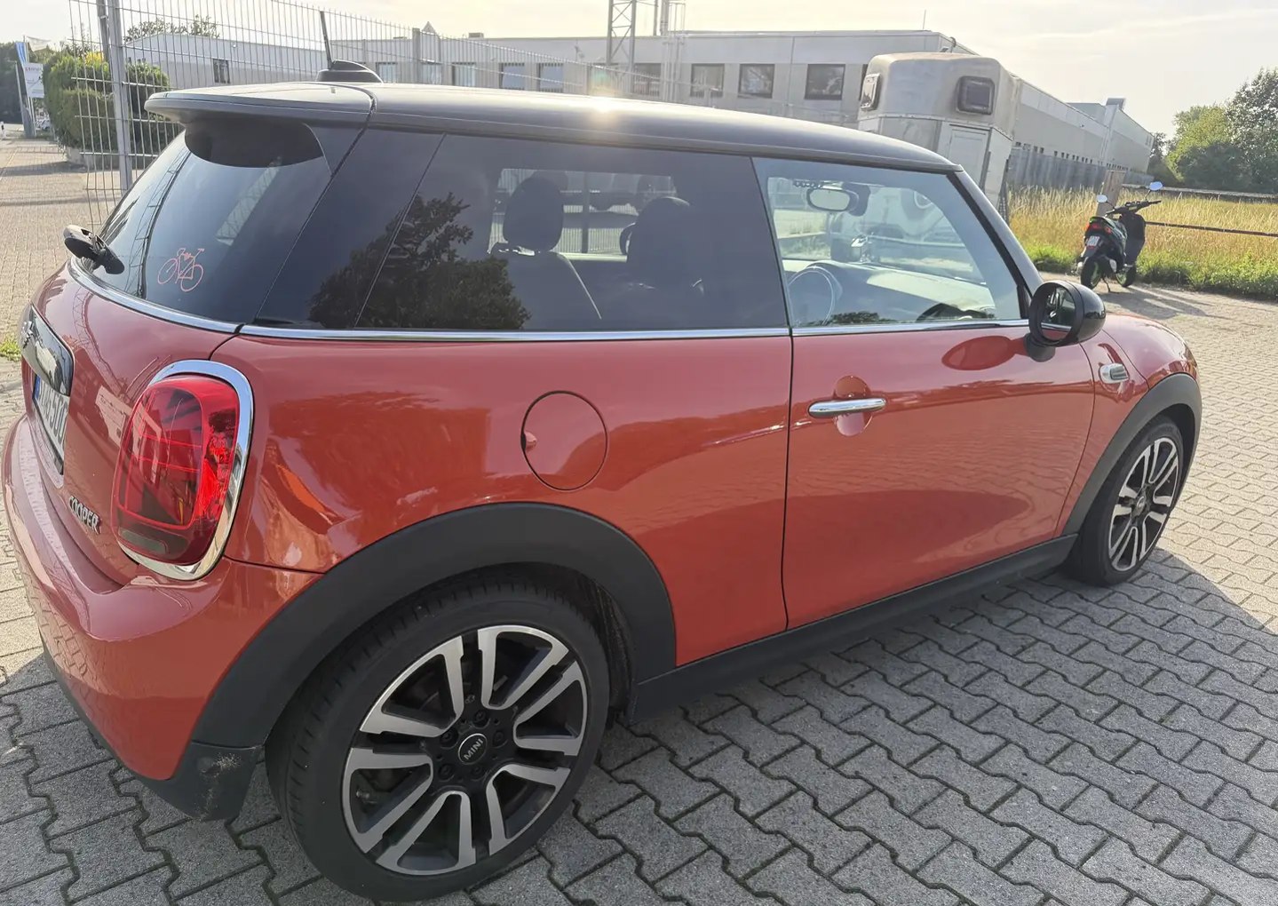 MINI Cooper 3-Uși 1.499 cm³ 136 CP Automată | Interior Piele neagră | Culoare unică Portocaliu | 10/2018 - Imagine 2