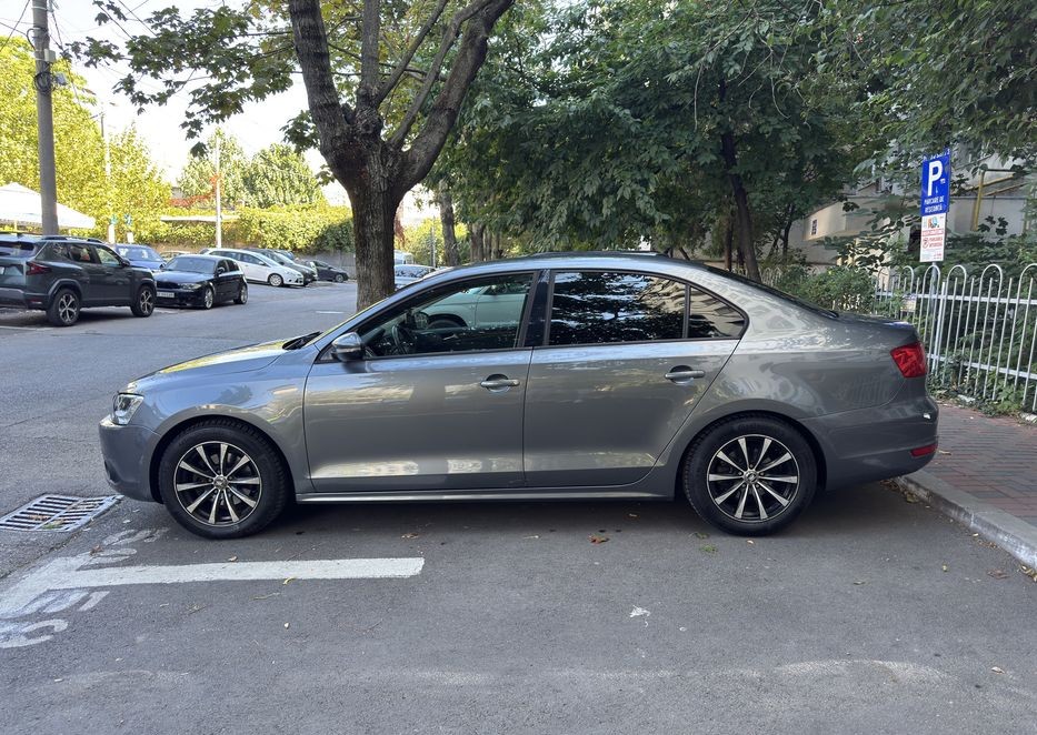 Volkswagen Jetta 2013 | 1.6 TDI 105 CP | Cutie Manuală | Investiții majore recent + Anvelope noi | 3.100 € (Defect: Low Pressure Oil) - Imagine 8