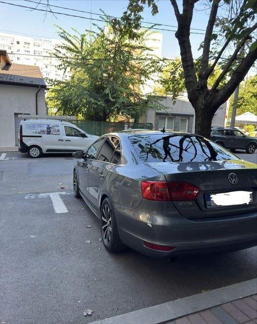 Volkswagen Jetta 2013 | 1.6 TDI 105 CP | Cutie Manuală | Investiții majore recent + Anvelope noi | 3.100 € (Defect: Low Pressure Oil) - Imagine 3