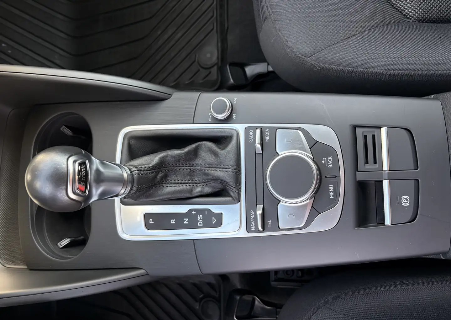 Audi A3 1.0 TFSI S tronic 116 CP | CarPlay | Xenon | Încălzire scaune | Senzori parcare | 104.000 km - Imagine 9
