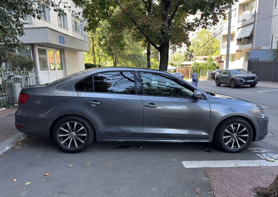 Volkswagen Jetta 2013 | 1.6 TDI 105 CP | Cutie Manuală | Investiții majore recent + Anvelope noi | 3.100 € (Defect: Low Pressure Oil) - Imagine 7