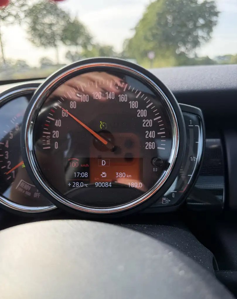 MINI Cooper 3-Uși 1.499 cm³ 136 CP Automată | Interior Piele neagră | Culoare unică Portocaliu | 10/2018 - Imagine 7
