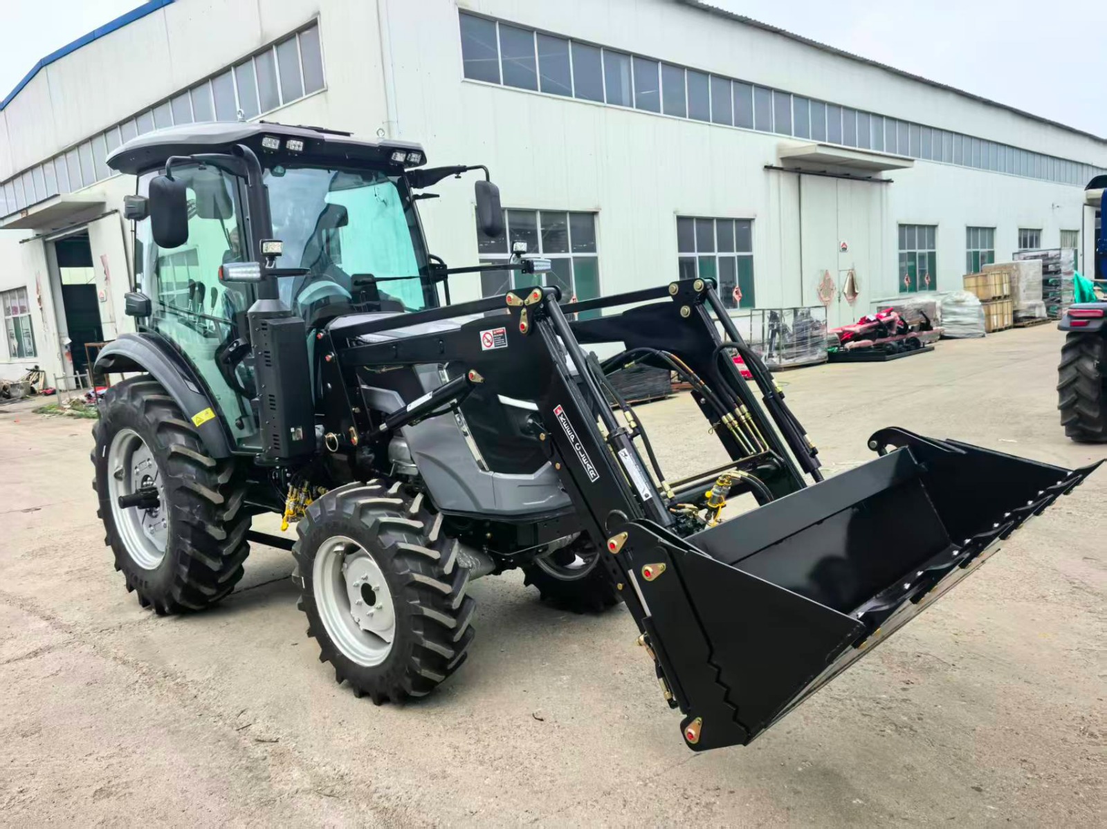 Tractor Nou New River 75 CP (Model 754B) 4×4 – Cabină, Aer Condiționat & Încărcător Frontal 4 în 1 - Imagine 2