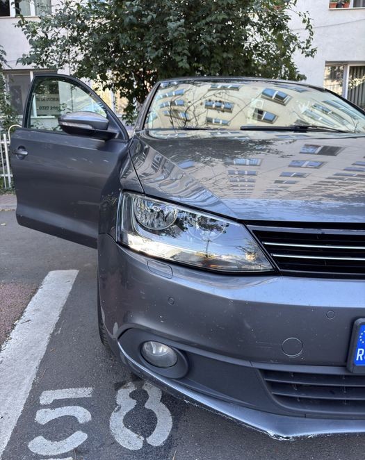 Volkswagen Jetta 2013 | 1.6 TDI 105 CP | Cutie Manuală | Investiții majore recent + Anvelope noi | 3.100 € (Defect: Low Pressure Oil) - Imagine 4