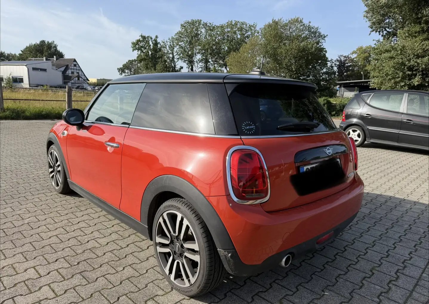 MINI Cooper 3-Uși 1.499 cm³ 136 CP Automată | Interior Piele neagră | Culoare unică Portocaliu | 10/2018 - Imagine 3