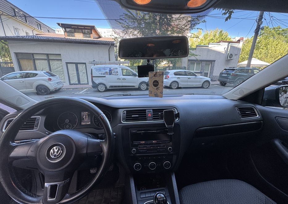 Volkswagen Jetta 2013 | 1.6 TDI 105 CP | Cutie Manuală | Investiții majore recent + Anvelope noi | 3.100 € (Defect: Low Pressure Oil) - Imagine 6
