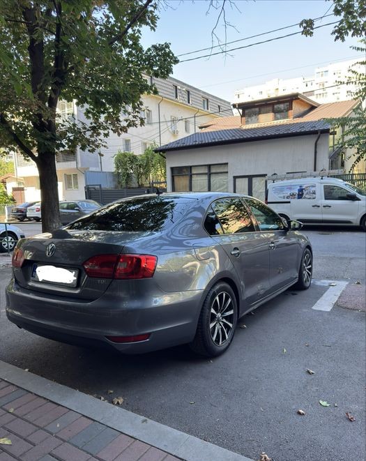 Volkswagen Jetta 2013 | 1.6 TDI 105 CP | Cutie Manuală | Investiții majore recent + Anvelope noi | 3.100 € (Defect: Low Pressure Oil) - Imagine 2