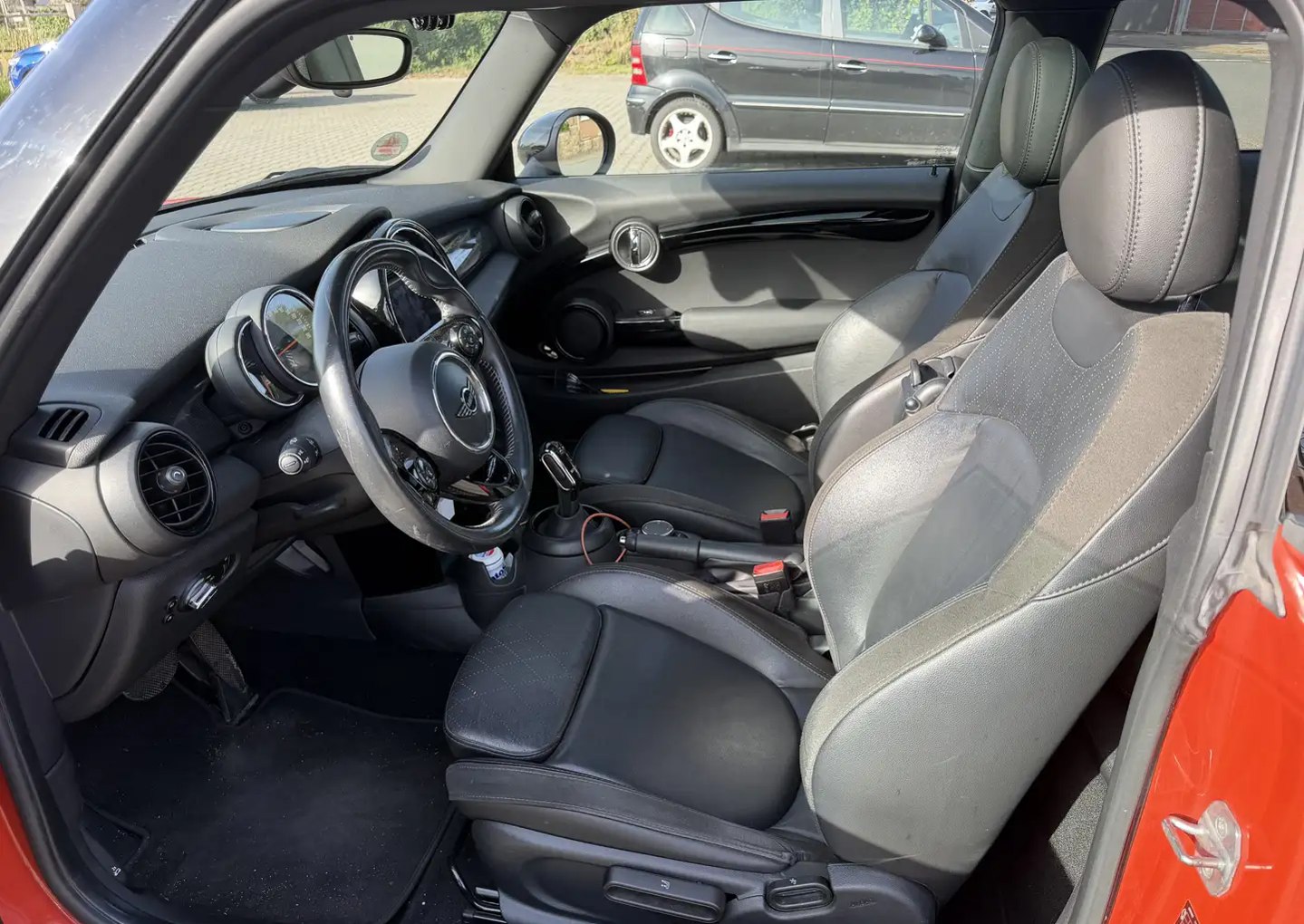 MINI Cooper 3-Uși 1.499 cm³ 136 CP Automată | Interior Piele neagră | Culoare unică Portocaliu | 10/2018 - Imagine 8