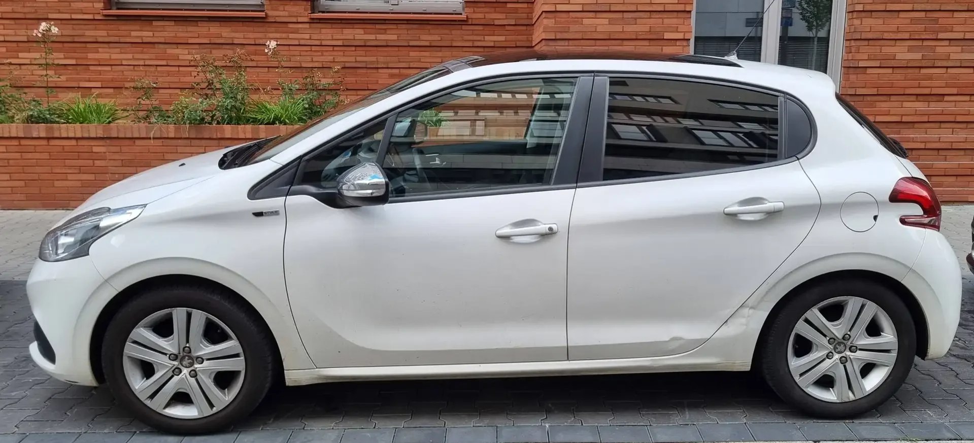 Peugeot 208 PureTech 82 Active - Imagine 2
