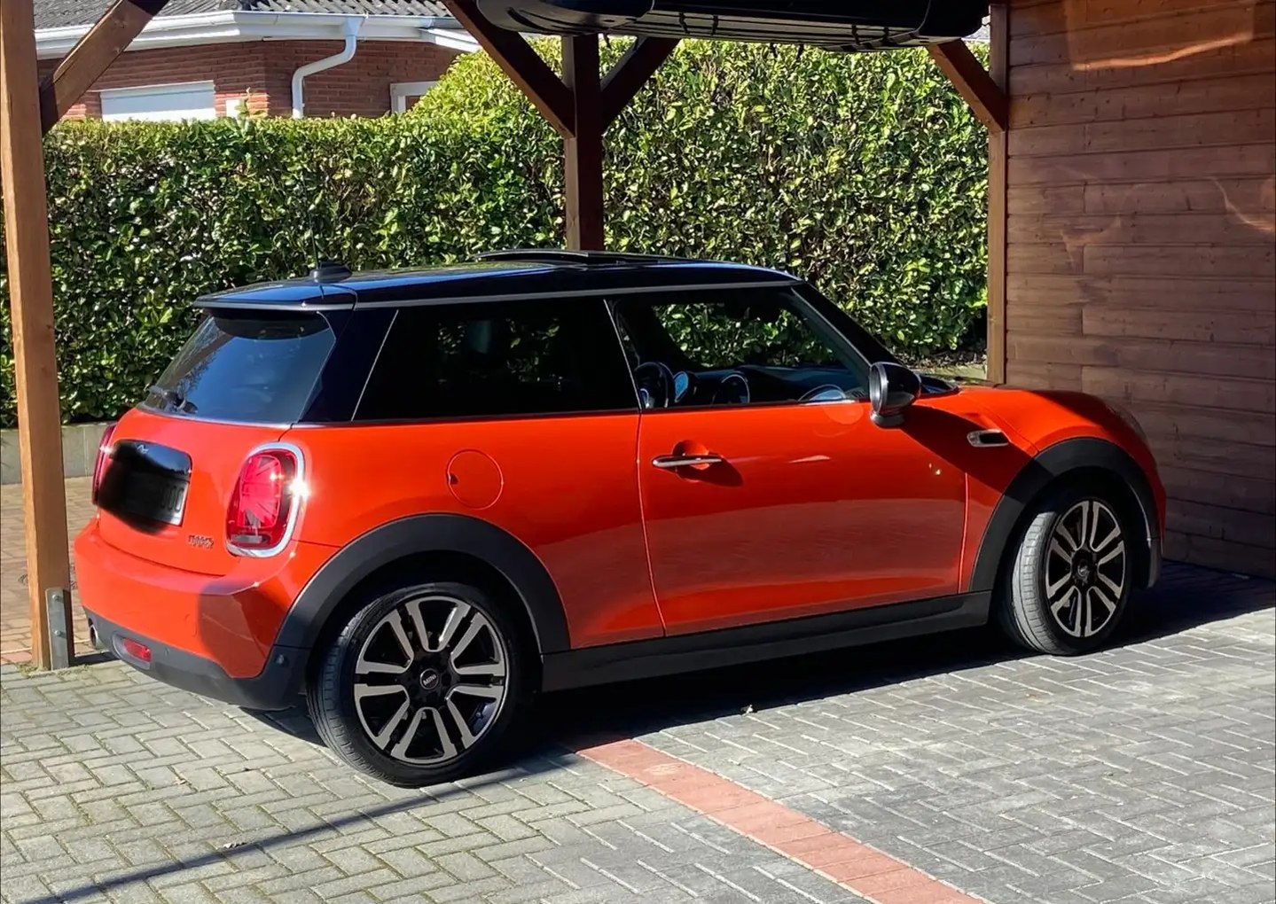 MINI Cooper 3-Uși 1.499 cm³ 136 CP Automată | Interior Piele neagră | Culoare unică Portocaliu | 10/2018 - Imagine 6