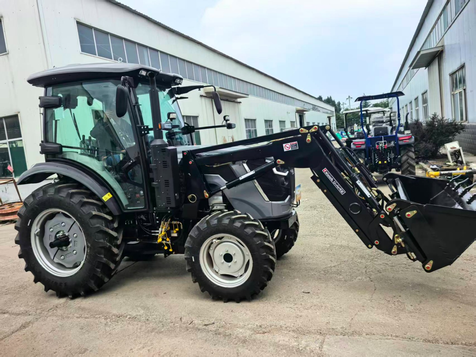 Tractor Nou New River 75 CP (Model 754B) 4×4 – Cabină, Aer Condiționat & Încărcător Frontal 4 în 1