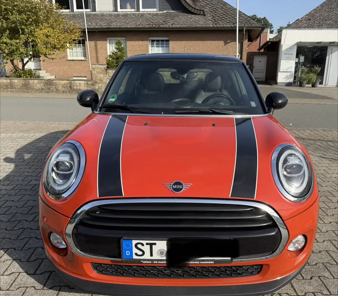 MINI Cooper 3-Uși 1.499 cm³ 136 CP Automată | Interior Piele neagră | Culoare unică Portocaliu | 10/2018
