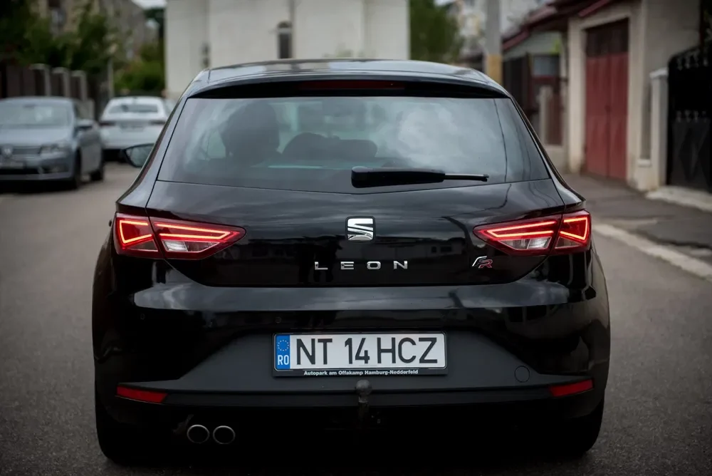 SEAT Leon FR 2017 • 2.0 TDI 150CP • Euro 6 • Vopsea Originală • CarPlay • Încălzire • Jante R17 - Imagine 2