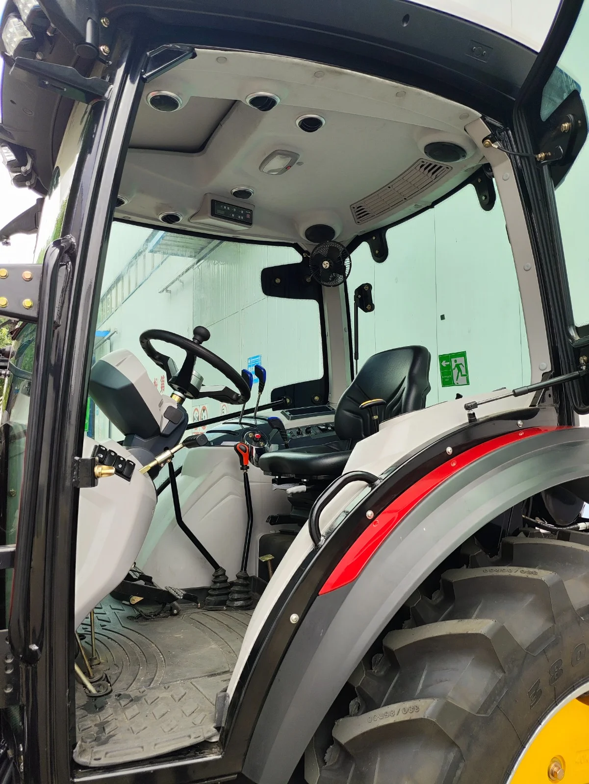 Tractor Nou New River 75 CP (Model 754B) 4×4 – Cabină, Aer Condiționat & Încărcător Frontal 4 în 1 - Imagine 7