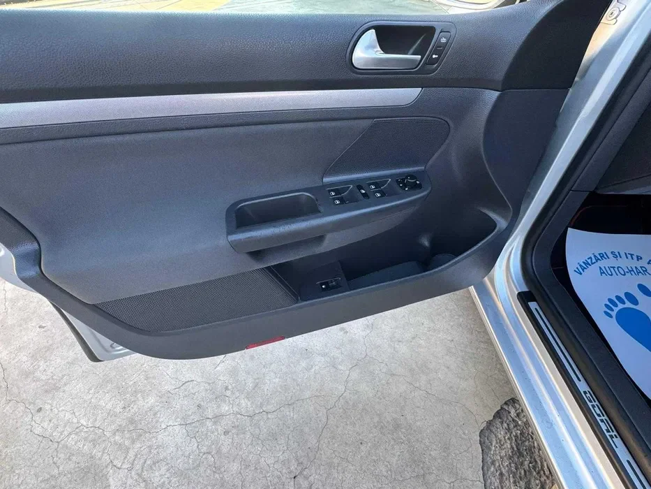 VW Golf 5 | Cutie Automată | Recent Adusă | Cauciucuri Noi M+S | Funcțională & Bine Întreținută - Imagine 8